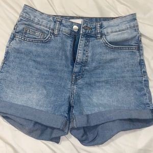 Light wash denim short